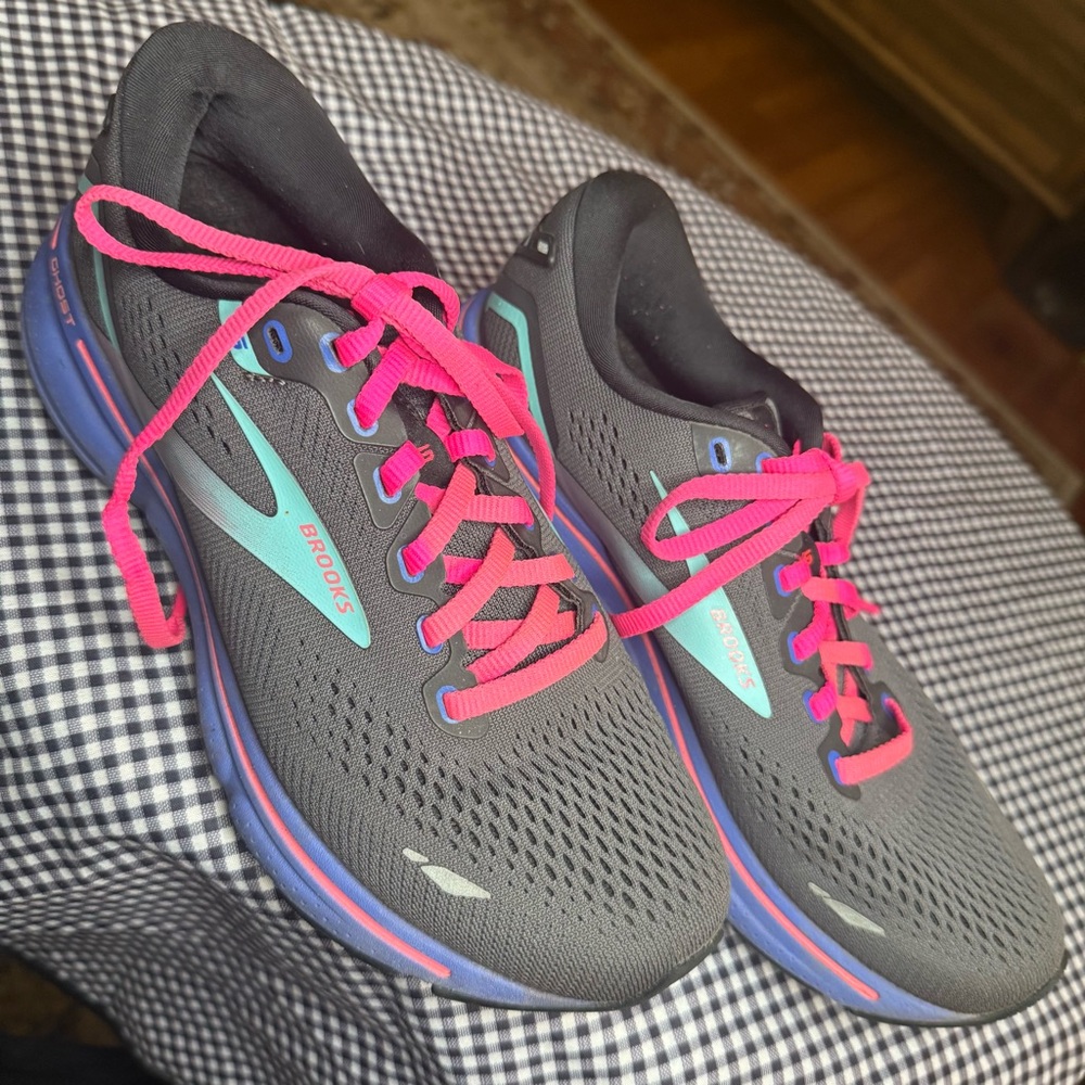 Brooks Women's Gray Athletic Shoes with Pink and Blue Accents
